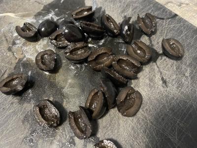 Graikiškas salotas su vyšniniais pomidorais ir raudonėliu Žingsnis 2