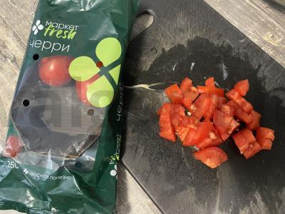 Graikiškas salotas su vyšniniais pomidorais ir raudonėliu Žingsnis 3