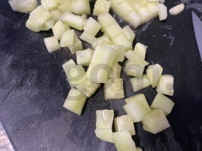 Graikiškas salotas su vyšniniais pomidorais ir raudonėliu Žingsnis 5