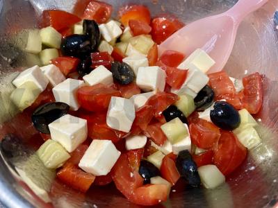 Graikiškas salotas su vyšniniais pomidorais ir raudonėliu Žingsnis 6