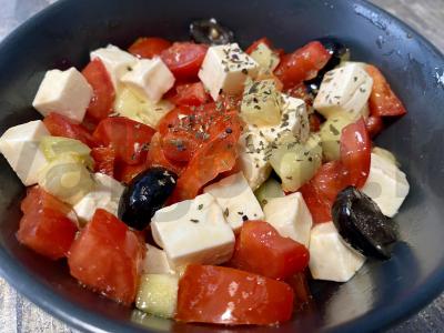 Graikiškas salotas su vyšniniais pomidorais ir raudonėliu pagrindine nuotrauka