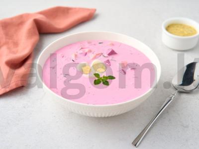 Klasikinis šaltas burokėlių sriuba su kefyru pagrindine nuotrauka