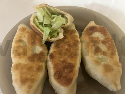 Traškūs pyragėliai su traškia kopūstų įdaru pagrindine nuotrauka