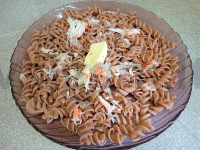 Grikių makaronai su krabu ir itališkais prieskoniais pagrindine nuotrauka