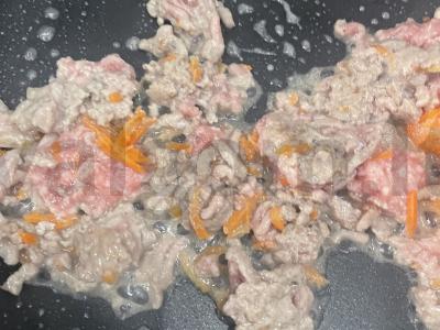 Faršas, kepamas su svogūnais, morkomis ir pomidorais Žingsnis 3