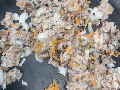 Faršas, kepamas su svogūnais, morkomis ir pomidorais Žingsnis 5