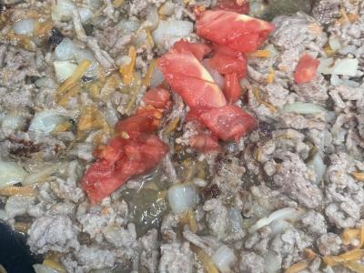 Faršas, kepamas su svogūnais, morkomis ir pomidorais Žingsnis 7