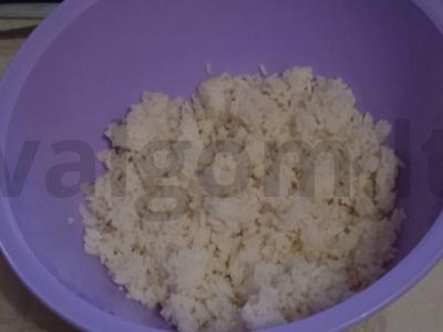 Krabų salotas su ryžiais ir raudonuoju svogūnu Žingsnis 1