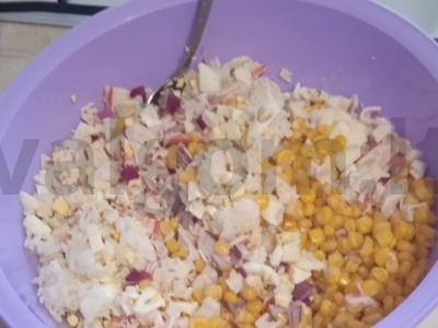 Krabų salotas su ryžiais ir raudonuoju svogūnu Žingsnis 6