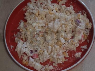 Krabų salotas su ryžiais ir raudonuoju svogūnu pagrindine nuotrauka