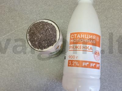 Čia pudingas iš rauginto pieno su kiviais ir vyšnių uogiene Žingsnis 1