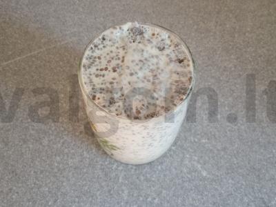 Čia pudingas iš rauginto pieno su kiviais ir vyšnių uogiene Žingsnis 3