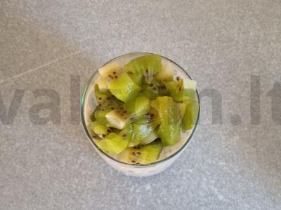 Čia pudingas iš rauginto pieno su kiviais ir vyšnių uogiene Žingsnis 6