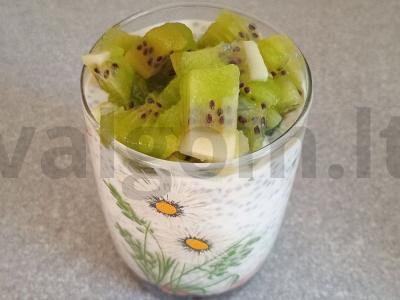 Čia pudingas iš rauginto pieno su kiviais ir vyšnių uogiene pagrindine nuotrauka