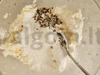 Varškės bandelės su migdolų žiedlapiais Žingsnis 2