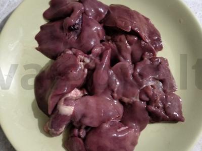 Skani salotos su vištienos kepenimis, agurkais ir korėjietiška morkų salotomis Žingsnis 1