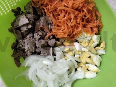 Skani salotos su vištienos kepenimis, agurkais ir korėjietiška morkų salotomis Žingsnis 6