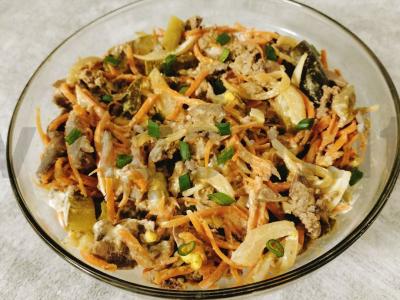 Skani salotos su vištienos kepenimis, agurkais ir korėjietiška morkų salotomis Žingsnis 7