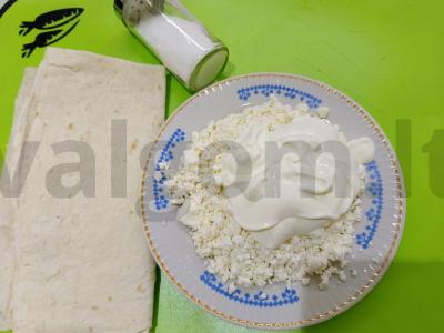 Varškės ir grietinės ritinėliai iš lavašo pusryčiams Žingsnis 1