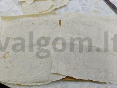 Varškės ir grietinės ritinėliai iš lavašo pusryčiams Žingsnis 2
