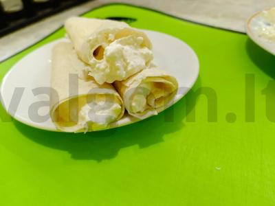 Varškės ir grietinės ritinėliai iš lavašo pusryčiams pagrindine nuotrauka