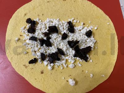Varškės tortilija su džiovintais slyvomis Žingsnis 2