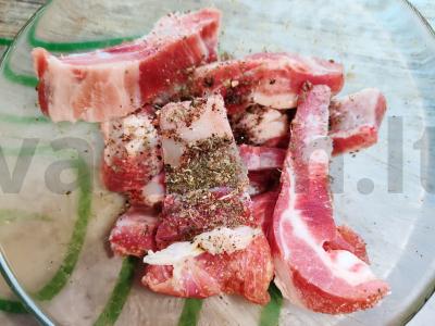 Šonkauliai sojų-medaus padaže su žaliu svogūnu Žingsnis 1