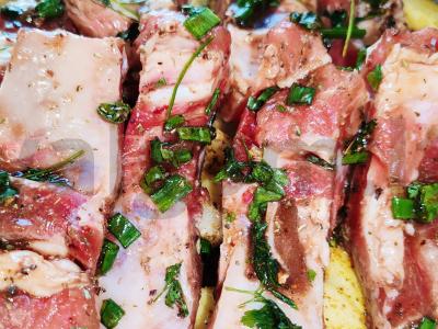 Šonkauliai sojų-medaus padaže su žaliu svogūnu Žingsnis 4