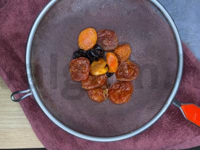 Uzbekų arbata su džiovintais vaisiais Žingsnis 1