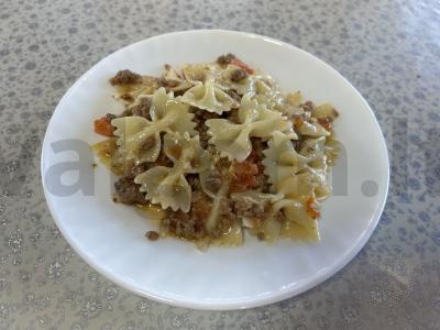 Farfalle makaronai su faršu ir daržovėmis pagrindine nuotrauka