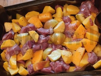 Kepta kalakutiena su obuoliu, moliūgu ir bulvėmis vaikams Žingsnis 3