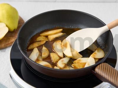 Salotas su karamelizuota kriauše ir mėlynuoju sūriu Žingsnis 3