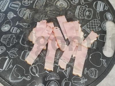 Kiaušiniai su rūkyta šonine ir pomidorais Žingsnis 1