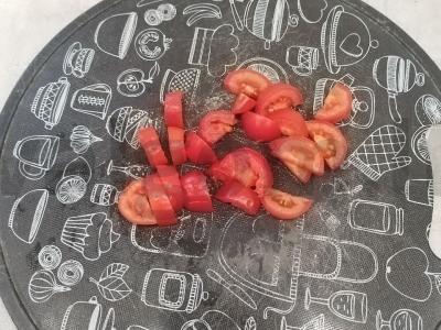 Kiaušiniai su rūkyta šonine ir pomidorais Žingsnis 3