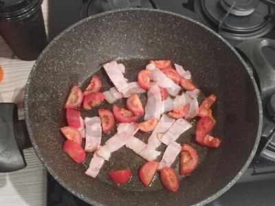 Kiaušiniai su rūkyta šonine ir pomidorais Žingsnis 4