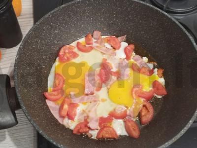 Kiaušiniai su rūkyta šonine ir pomidorais Žingsnis 5