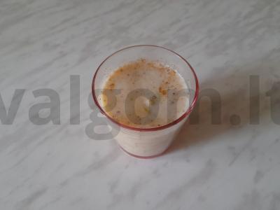 Kefyro kokteilis su obuoliu, cinamonu ir ciberžole pagrindine nuotrauka