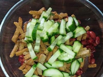 Salotos su raudonaisiais pupelėmis, graikiniais riešutais ir sausainiais Žingsnis 3