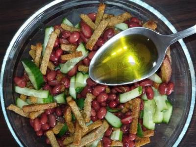 Salotos su raudonaisiais pupelėmis, graikiniais riešutais ir sausainiais Žingsnis 4