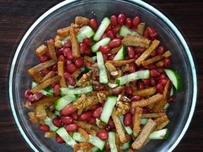 Salotos su raudonaisiais pupelėmis, graikiniais riešutais ir sausainiais pagrindine nuotrauka