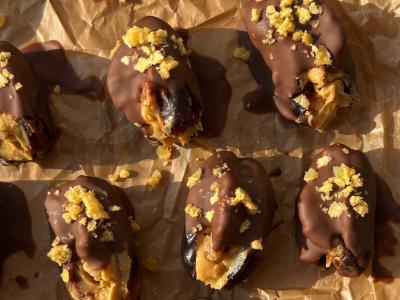 Datulės su riešutų pasta šokolade pagrindine nuotrauka