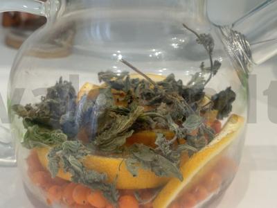 Šaltalankių arbata su mėtomis, medumi ir cinamonu Žingsnis 2