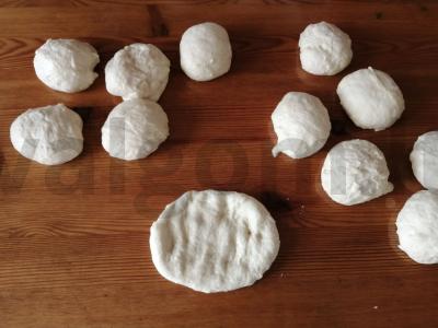 Kopūstų pyragėliai be raugo tešloje Žingsnis 8