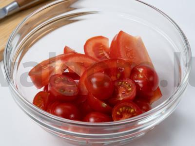 Pomidorų ir mocarelos salotos Žingsnis 1