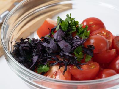 Pomidorų ir mocarelos salotos Žingsnis 2