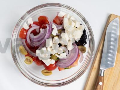 Pomidorų ir mocarelos salotos Žingsnis 5