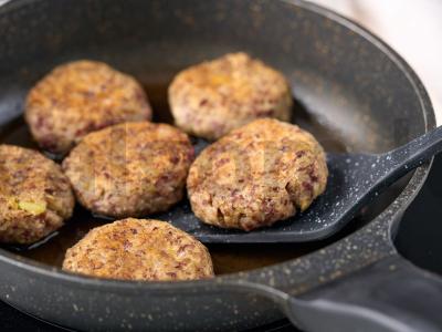 Aromatingos kotletai su raudonaisiais pupelėmis ir bulvėmis Žingsnis 7