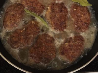 Dietinės jautienos kotletai padaže Žingsnis 6