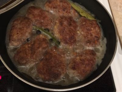 Dietinės jautienos kotletai padaže pagrindine nuotrauka