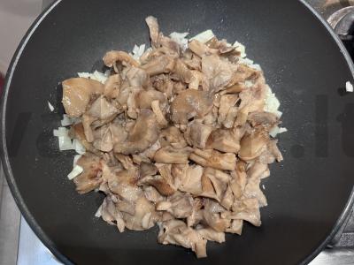 Grybai, troškinti su bulvėmis grietinėje Žingsnis 2